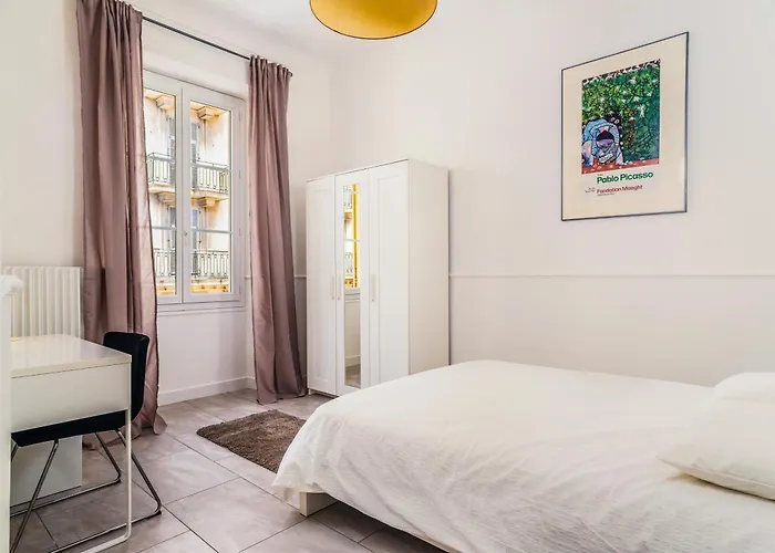 Modern 2-Bedroom City Center Apartment