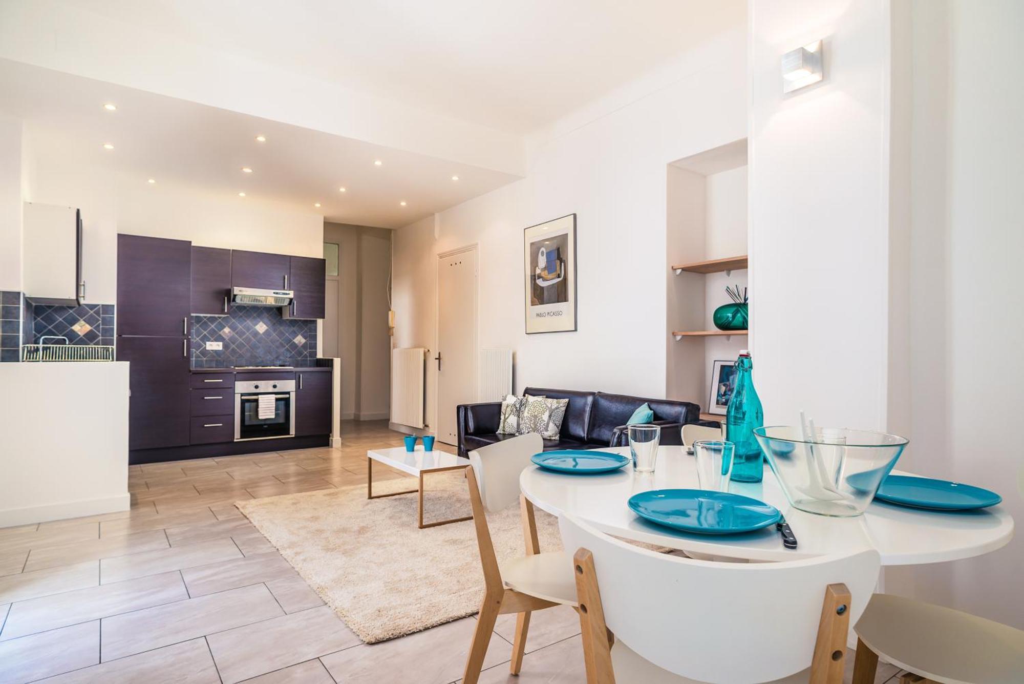 Modern 2-bedroom Center
